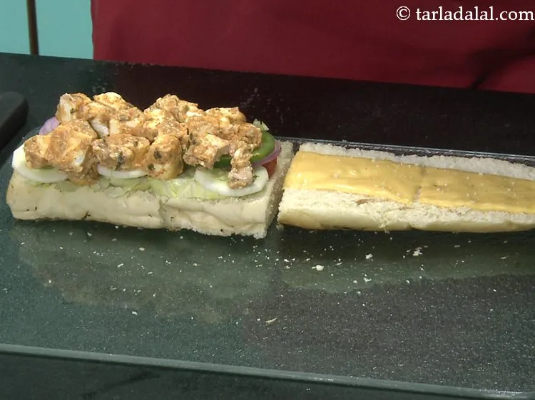 स्टेप 28 – <strong>पनीर टिक्का फिलिंग </strong>के एक हिस्से को समान रूप से …