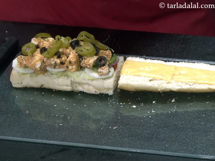 स्टेप 30 – इसके अलावा ८ स्लाइस्ड ऐलपीनो को भी इसके ऊपर रखें। …