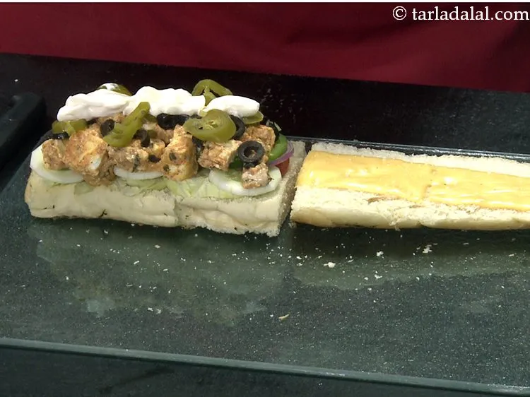 स्टेप 31 – इस पर २ टेबल-स्पून मेयोनेज़ फैलाएं।