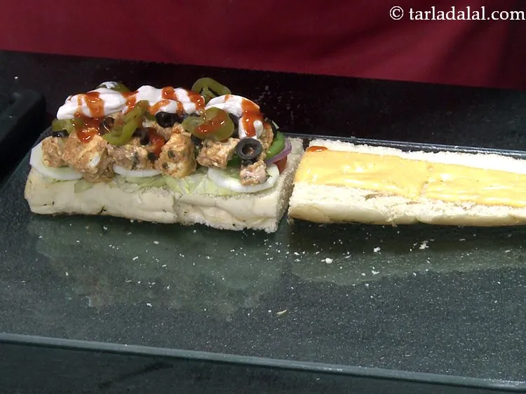 स्टेप 32 – यदि आपको मसालेदार सबवे <strong>पनीर टिक्का सब सैंडविच</strong> पसंद है, …