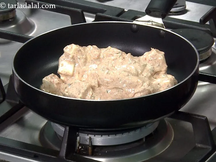स्टेप 13 – इसके बाद एक चौड़े नॉन-स्टिक पैन में तेल गरम करें।