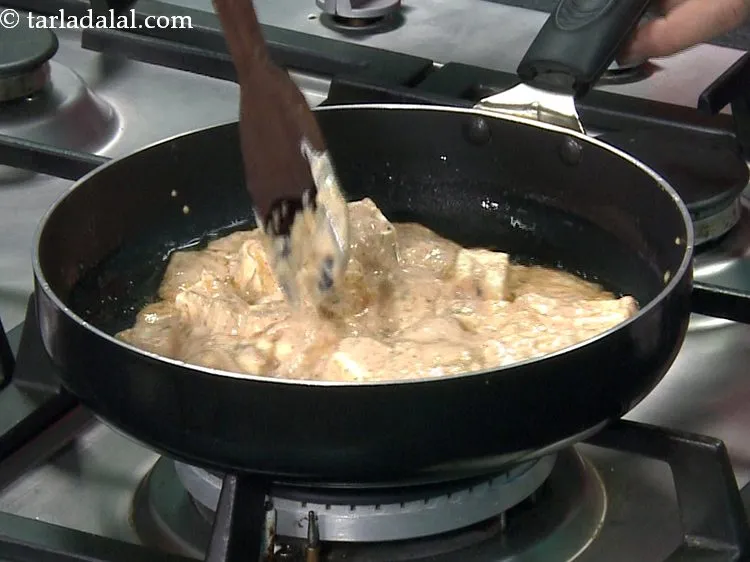 स्टेप 14 – मैरिनेट किया हुआ पनीर डालें।