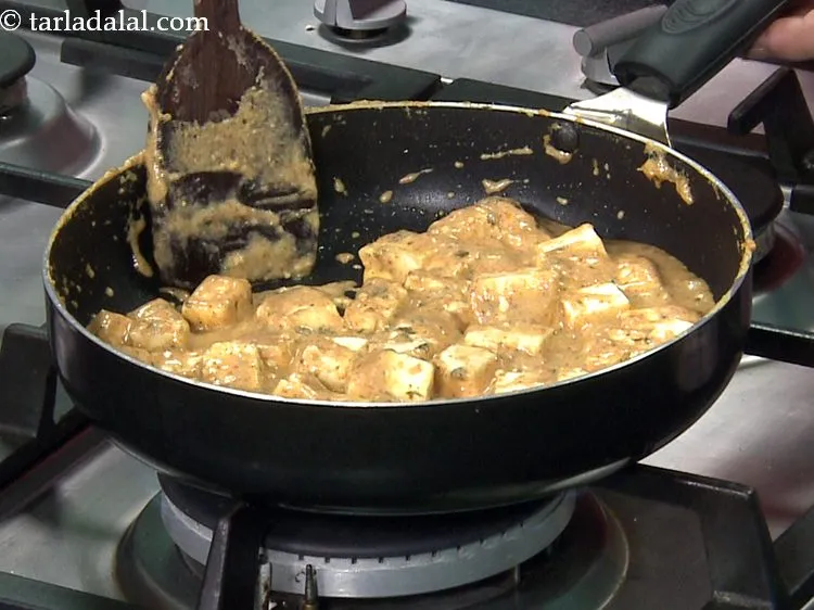 स्टेप 15 – एक लकड़ी के चम्मच का उपयोग करके धीरे से मिलाएं, …