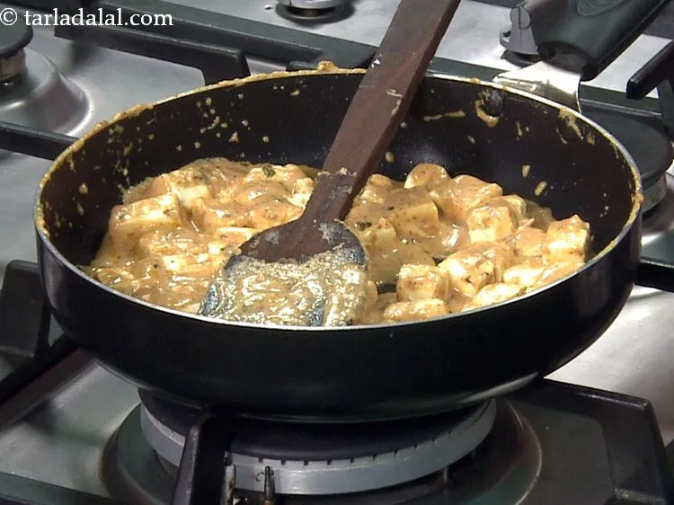 स्टेप 16 – पनीर टिक्का को धीमी आंच पर लगातार हिलाते हुए ५ …
