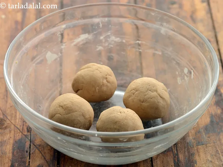 Step 15 – To make paneer vegetable paratha for kids, toddlers, divide the stuffing into 4 equal portions.