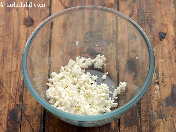 Step 8 – To make the stuffing of <strong>paneer vegetable paratha for kids, toddlers</strong>, take a deep bowl …