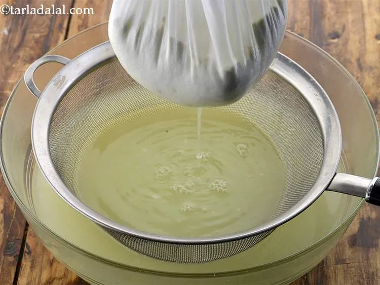 स्टेप 16 – मलमल के कपड़े के चारों किनारों को मोड़कर हल्के हाथों …