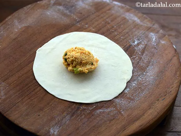 स्टेप 11 – १ टेबलस्पून&nbsp;<a href=""https://www.tarladalal.com/glossary-crumbled-paneer-hindi-997i"">पनीर</a>&nbsp;भरावन रखें।