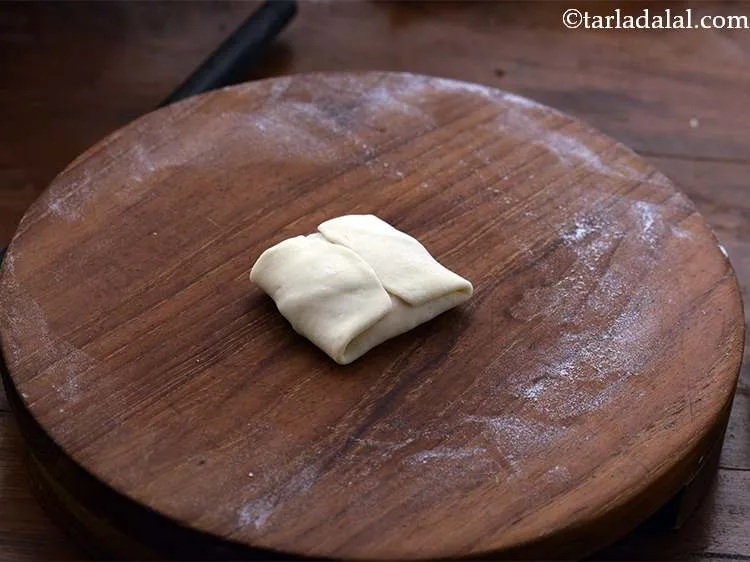 स्टेप 13 – अब बाकी बची 2 साइड को मोड़कर स्टफिंग को अच्छी …