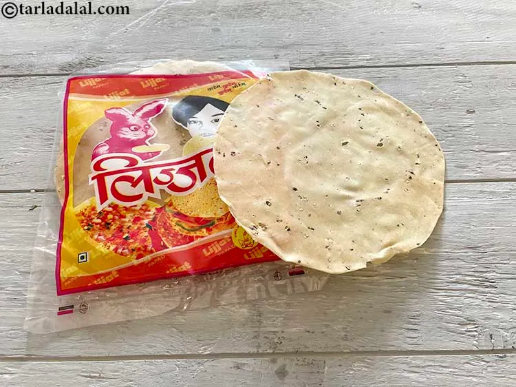 स्टेप 2 – बिना भुने उड़द के पापड़ कुछ इस तरह दिखते हैं<span …