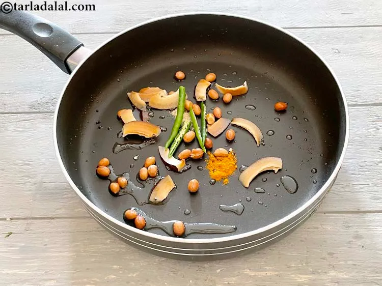 स्टेप 15 – <a href=""https://www.tarladalal.com/glossary-slit-green-chillies-hindi-1856i"">हरी मिर्च</a>&nbsp;<span style=""font-size:11.0pt""><span style=""background-color:white""><span style=""font-family:"Nirmala UI",sans-serif""><span style=""color:black"">डालें।</span></span></span></span>