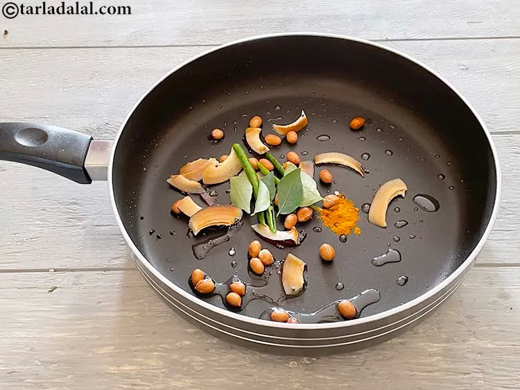 स्टेप 16 – <a href=""https://www.tarladalal.com/glossary-curry-leaves-kadi-patta-kadipatta-hindi-388i"">कड़ीपत्ते</a>&nbsp;<span style=""font-size:11.0pt""><span style=""background-color:white""><span style=""font-family:"Nirmala UI",sans-serif""><span style=""color:black"">डालें।</span></span></span></span>