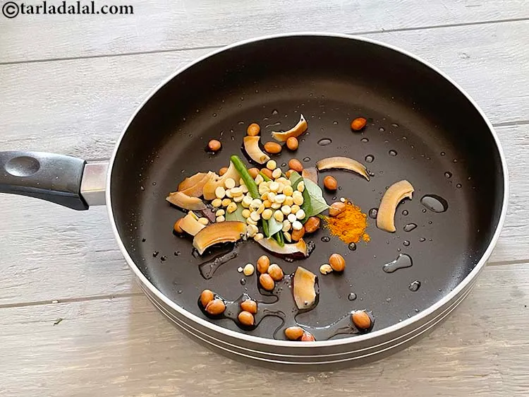 स्टेप 17 – <a href=""https://www.tarladalal.com/glossary-roasted-chana-dal-roasted-daria-hindi-286i"">भुनी हुई चना दाल</a>&nbsp;<span style=""font-size:11.0pt""><span style=""background-color:white""><span style=""font-family:"Nirmala UI",sans-serif""><span style=""color:black"">डालें।</span></span></span></span>