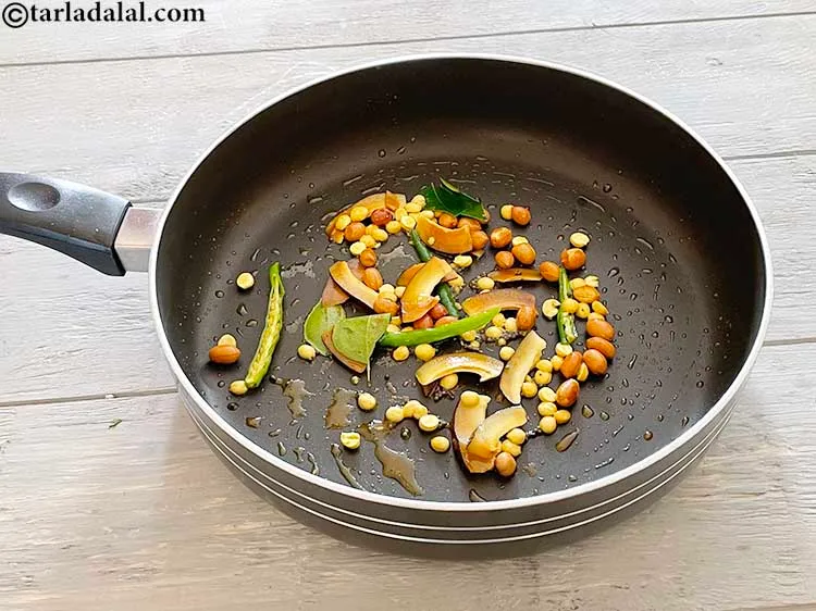 स्टेप 18 – मध्यम आंच पर उन्हें सुनहरा भूरा होने तक भूनें।