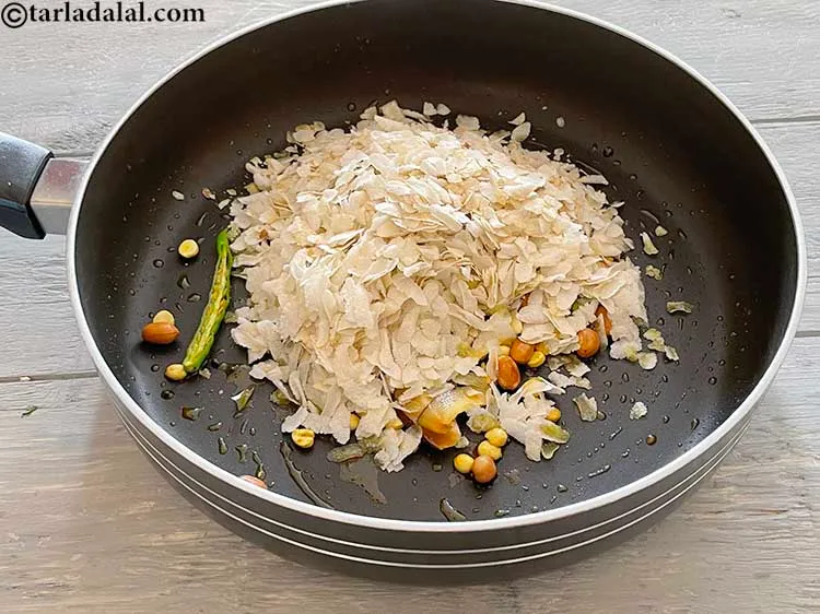 स्टेप 19 – भुना&nbsp;हुआ पोहा&nbsp;<span style=""font-size:11.0pt""><span style=""background-color:white""><span style=""font-family:"Nirmala UI",sans-serif""><span style=""color:black"">डालें।</span></span></span></span>