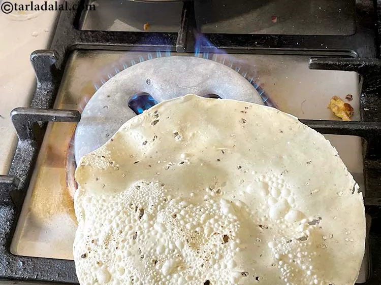 स्टेप 3 – पापड़ को दोनों तरफ से आग पर&nbsp;सेंका जा सकता&nbsp;है। आप …