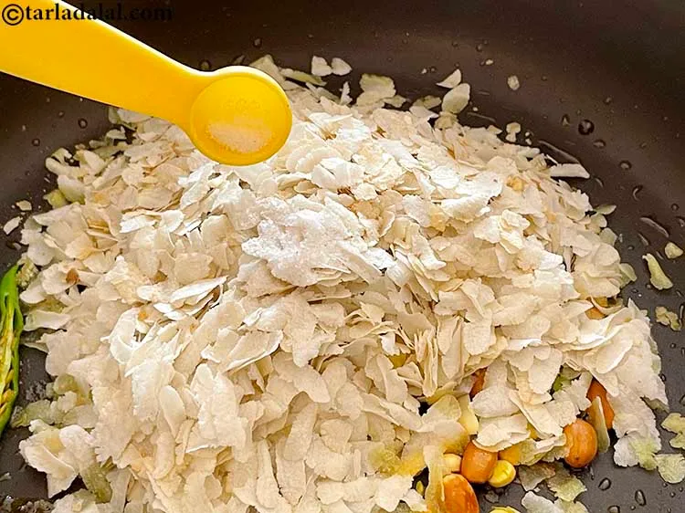 स्टेप 21 – <a href=""https://www.tarladalal.com/glossary-salt-namak-table-salt-hindi-418i"">नमक</a>&nbsp;स्वादअनुसार&nbsp;<span style=""font-size:11.0pt""><span style=""background-color:white""><span style=""font-family:"Nirmala UI",sans-serif""><span style=""color:black"">डालें।</span></span></span></span>