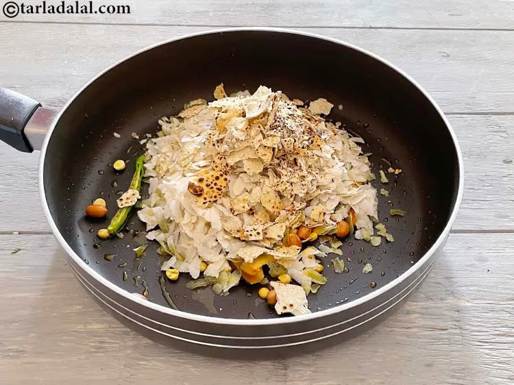 स्टेप 22 – क्रश हुए और भुने हुए पापड़ डालें। ऊपर दिए गए …