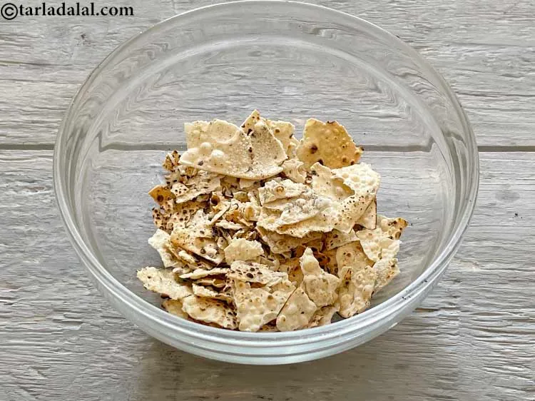 स्टेप 5 – पापड़ को हाथ से क्रश करें। भुने और क्रश हुए …