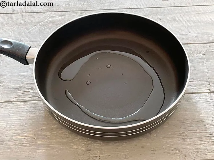 स्टेप 8 – एक चौड़े नॉन-स्टिक पॅन में तेल गरम करें<span style=""font-size:11.0pt""><span style=""background-color:white""><span …