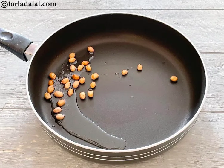 स्टेप 10 – जब बीज चटकने लगे तो मुमफली डालें।