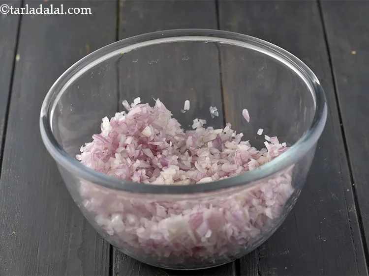 स्टेप 7 – प्याज को एक गहरे बाउल में डालें।