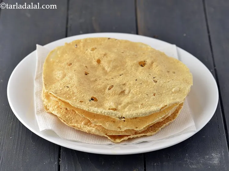 स्टेप 13 – एक प्लेट में पापड़ को अब्सॉर्बेंट पेपर पर निकालें और …