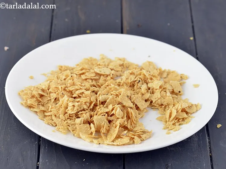 स्टेप 14 – पापड़ को हल्का सा क्रश करें।