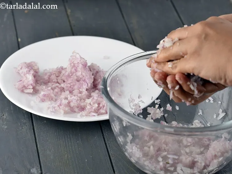स्टेप 11 – इसे अपनी हथेलियों के बीच दबाकर प्याज का सारा अतिरिक्त …