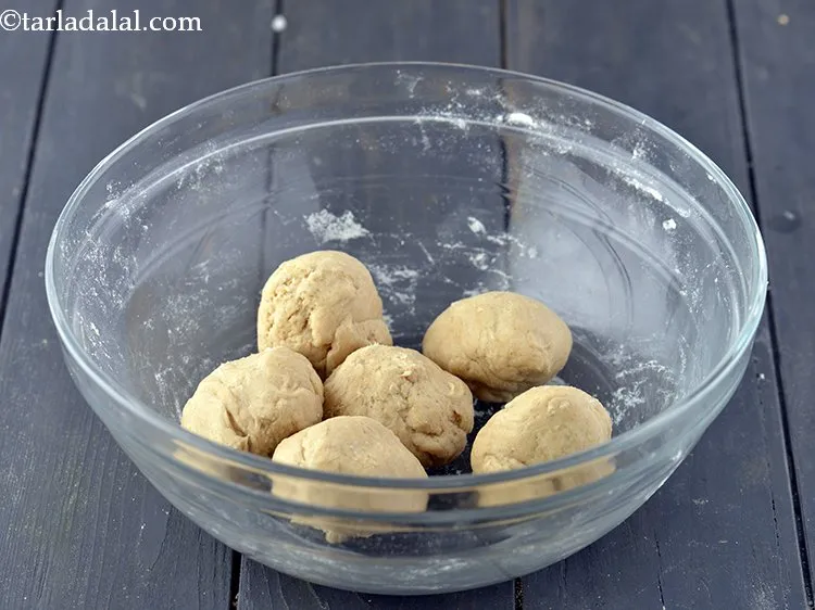 स्टेप 22 – <strong>पापड़ पराठा</strong> बनाने के लिए | <strong>पापड़ स्टफ्ड पराठा | …