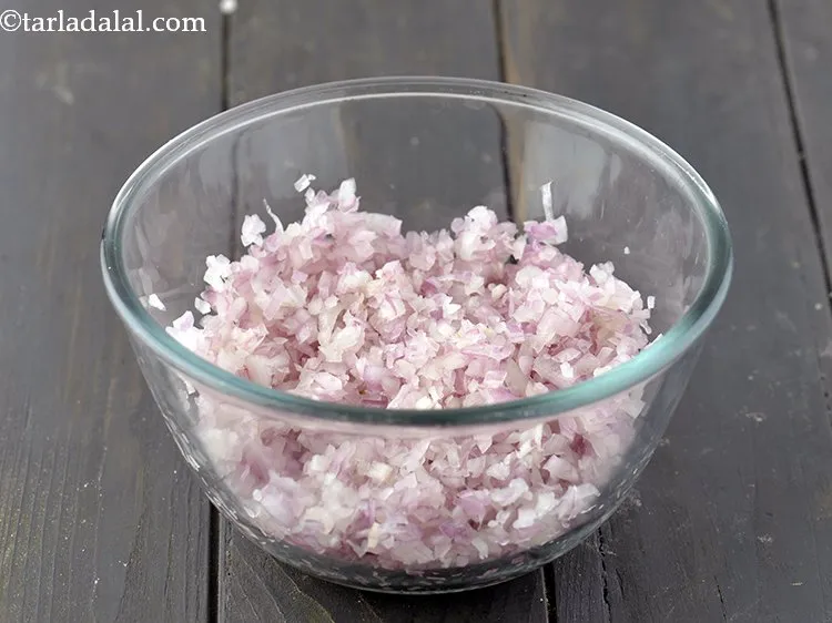 स्टेप 15 – एक गहरे कटोरे में प्याज को डालें।