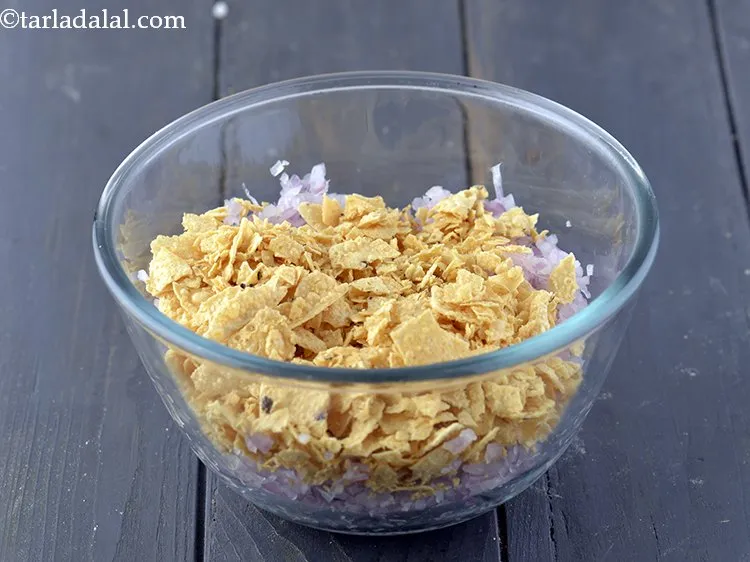 स्टेप 16 – क्रश पापड़ डालें।