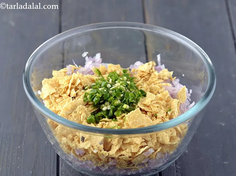 स्टेप 17 – हरी मिर्च डालें। अगर आपको स्पाइसी खाना पसंद है, तो …