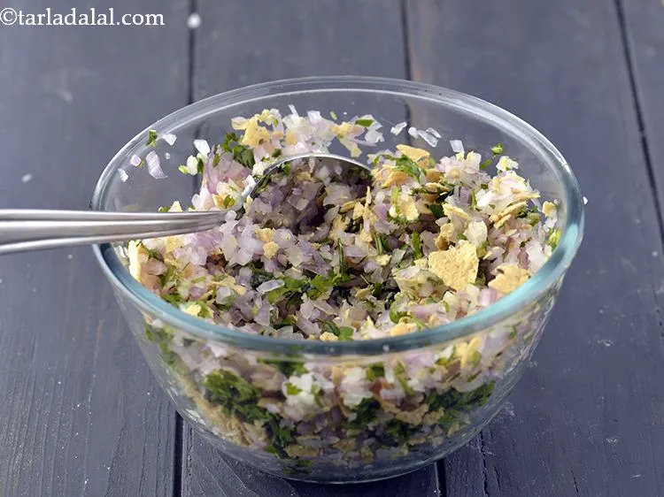 स्टेप 20 – हल्के से मिलाएं और हमारा पापड़ पराठे का स्टफिंग तैयार …