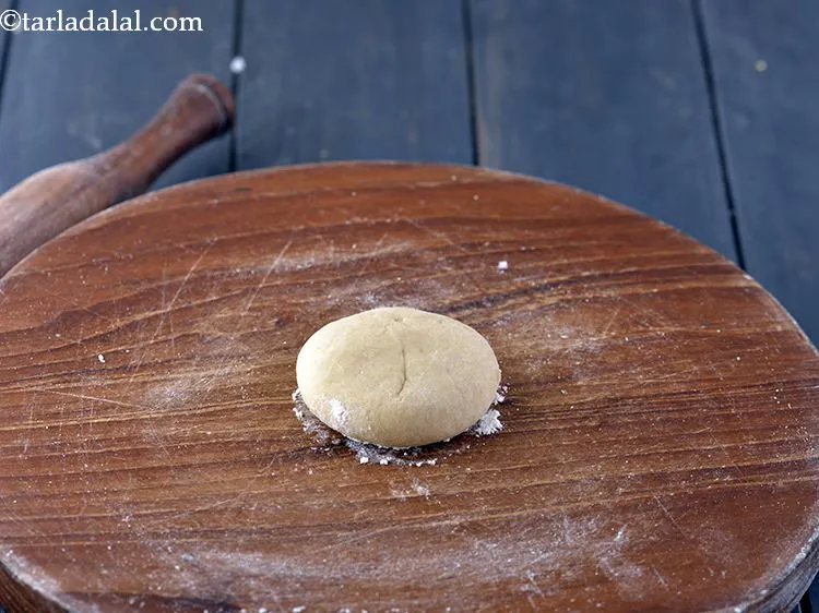 स्टेप 23 – अपनी हथेलियों के बीच एक हिस्से को समतल करें। सुखे …