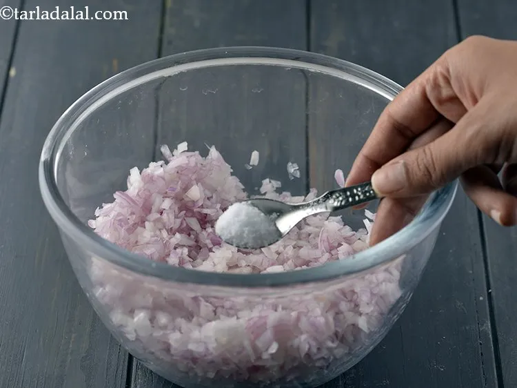 स्टेप 8 – थोड़ा नमक डालें।