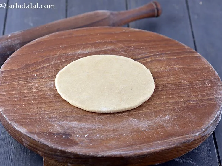 स्टेप 24 – <strong>पापड़ पराठा</strong> बनाने के लिए, आटे के एक भाग को …