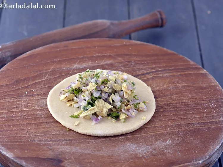 स्टेप 25 – गोल के बीच में स्टफिंग का एक भाग रखें।