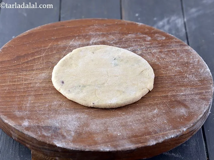 स्टेप 27 – पराठे को मोड़ें, हल्का दबाएं और फिर से १२५ मि। …