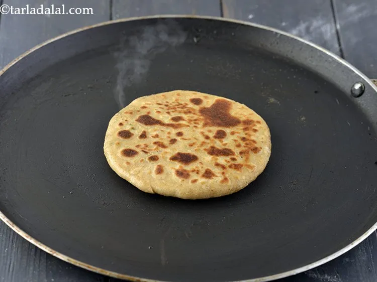 स्टेप 30 – शेष आटे के साथ ५ और <strong>पापड़ पराठा | पापड़ …