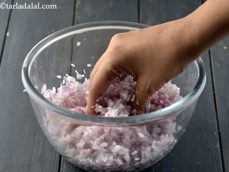 स्टेप 9 – इसे अपने हाथों से अच्छे से मिलाएं।