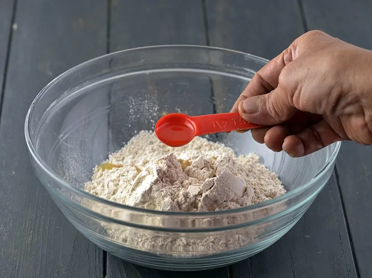 स्टेप 3 – १ टीस्पून तेल डालें। तेल को घी के साथ प्रतिस्थापित …