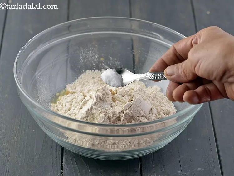 स्टेप 4 – स्वादानुसार नमक डालें।