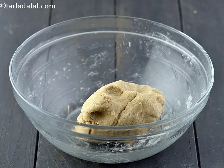 स्टेप 5 – आटा गूंधने के लिए धीरे-धीरे पानी डालें। पानी की मात्रा …