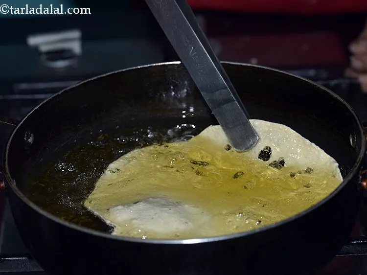 स्टेप 12 – डीप-फ्राइंग के लिए, एक गहरे नॉन-स्टिक पैन में तेल गरम …