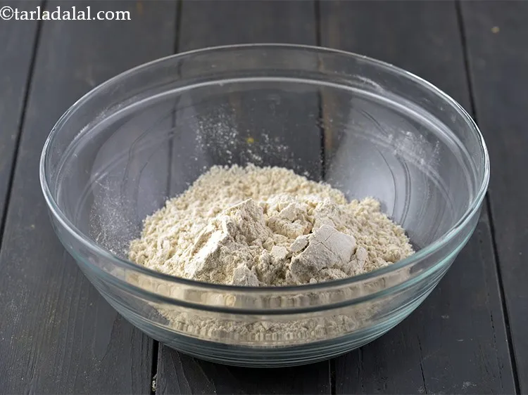 स्टेप 2 – <strong>पापड़ पराठा</strong> का आटा बनाने के लिए, एक गहरे कटोरे …