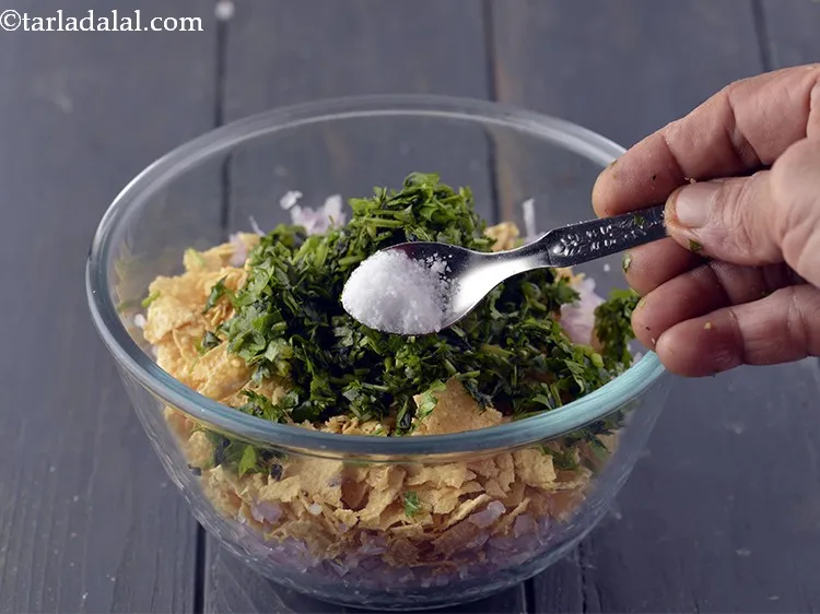 स्टेप 19 – नमक डालें। याद रखें पापड़ में भी नमक होता है …