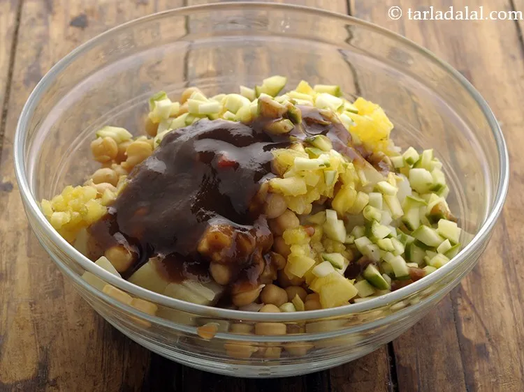 Step 7 – Add meetha chutney. You can adjust the quantity of chutney according to your preference.