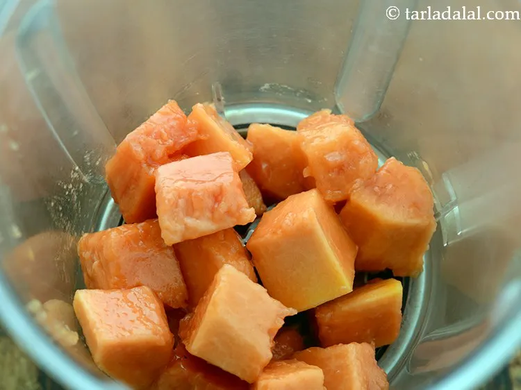 स्टेप 3 – एक मिक्सर जार लें और पपीता डालें। पपीता विटामिन ए …