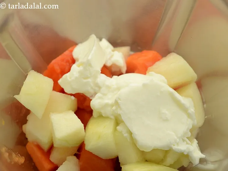 स्टेप 5 – दही डालें। दही हमारी स्मूथी को अच्छी क्रीमी बनावट देगा। …